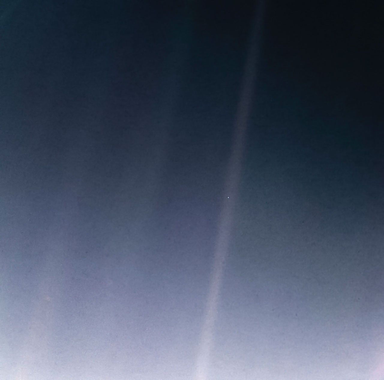 Figura 3 – Pale Blue Dot. La Terra fotografata dalla sonda Voyager 1 il 14 febbraio 1990, da una distanza di circa sei miliardi di chilometri. Questa è una versione rivisitata del celebre close-up pubblicato dalla NASA in occasione del trentesimo anniversario del Ritratto di Famiglia. Crediti: NASA/JPL-Caltech